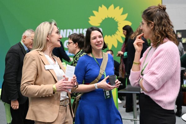 Dr. Jutta Vischer (l.) mit Linda Heitmann MdB (M.) und Sophie Kloppenburg (r.), Leiterin der Stabsstelle Politische Kommunikation der Bundeszahnärztekammer.
