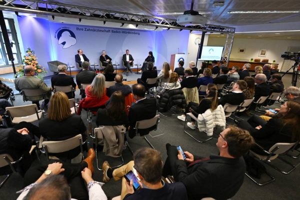 Volles Haus in Stuttgart. Über 100 Zuhörende waren es allein im VV-Saal des
Zahnärztehauses. Weiter fast 200 verfolgten den Stream online.