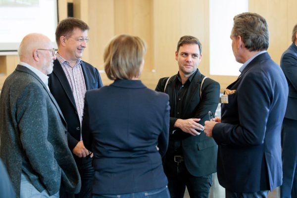Florian Wahl MdL (2. v. r.) mit Dr. Torsten Tomppert (r.), Dr. Peter Riedel (2. v. l.), Dr. Hans Hugo Wilms (l.) und Prof. Dr. Petra Ratka-Krüger in der Gesprächsrunde.