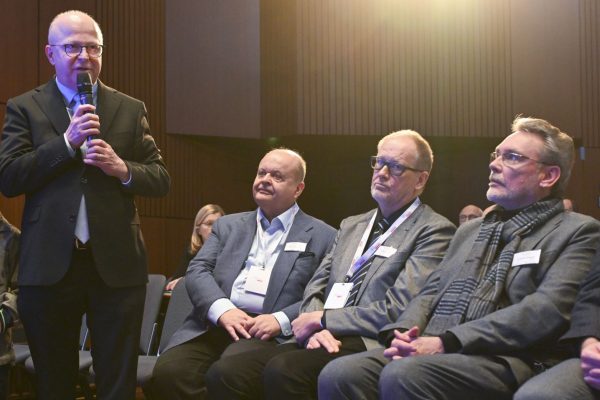 Michael Theurer (l.) nutzte den Parteitag, um sich zu verabschieden. In der ersten Reihe
die Vertreter der Zahnärzteschaft.