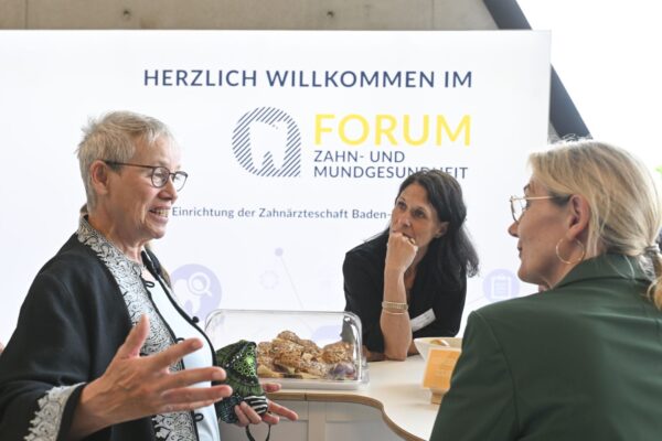 Biggi Bender (l.), ehemalige gesundheitspolitische Sprecherin der Grünen im Bundestag, heute als Beraterin aktiv, im Gespräch mit Dr. Jutta Vischer (r.).