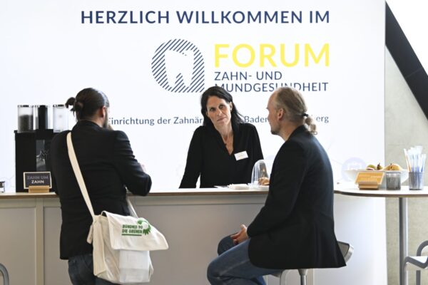 Im Gespräch bleiben: Austausch zu Prävention, Versorgung und Alltag am Stand des Forums Zahn- und Mundgesundheit.