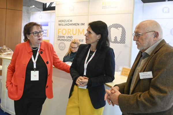 Ute Spangenberg (l.), Verwaltungsorganisatorin des Parteitags am Forumsstand.