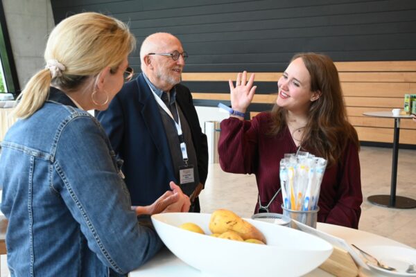 Ricarda Lang MdB im engagierten Dialog mit Vertreter*innen der Zahnärzteschaft.