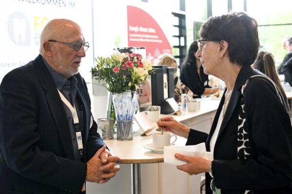 Dr. Ute Leidig (l.), Staatssekretärin im Sozialministerium, im konzentrierten Austausch am Forum Zahn- und Mundgesundheit.