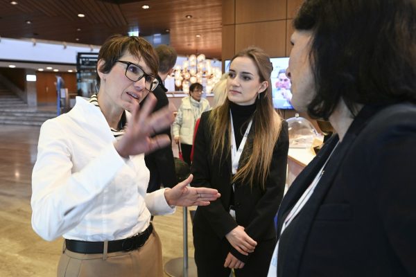 Judith Skudelny MdB (l.) nahm sich Zeit für die Belange der Zahnärzteschaft.