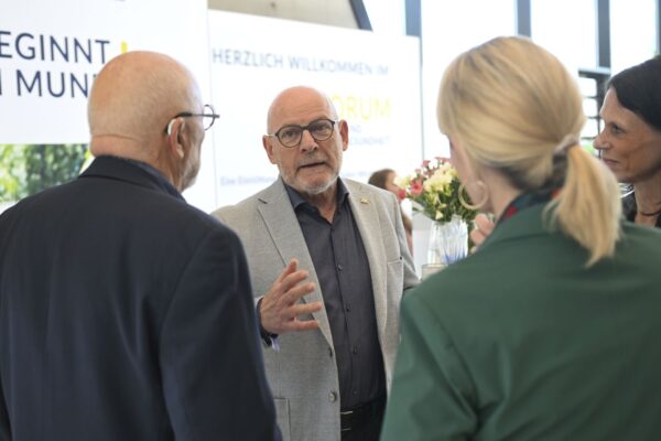Verkehrsminister Winfried Hermann MdL (M.) nutzte die Gelegenheit für einen Besuch am Stand der Zahnärzteschaft – auch ohne direkte Zuständigkeit.