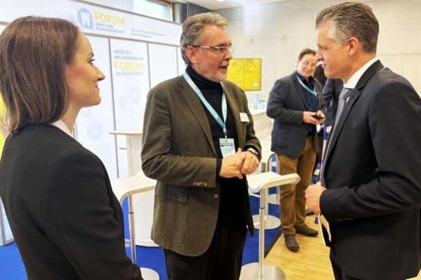 Thorsten Frei MdB mit Dr. Torsten Tomppert und ZÄ Sylvie Huber (v. l.) im Gespräch.