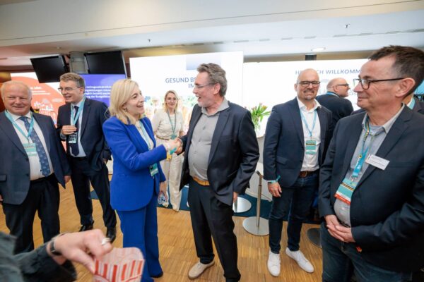 Bundesgesundheitsministerin Nina Warken nahm sich Zeit für den Austausch mit den standespolitischen Vertreter*innen des zahnärztlichen Berufsstands.