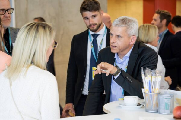 Staatssekretär Dr. Patrick Rapp MdL im Austausch mit Dr. Jutta Vischer