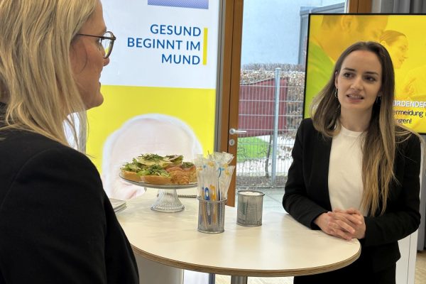 ZÄ Sylvie Huber (r.) diskutierte mit Christina Stumpp MdB die Verantwortung bei Krankschreibungen.