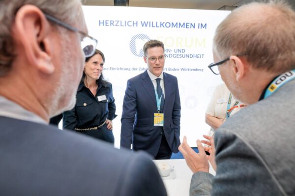 Manuel Hagel MdL, fühlte sich im Forum Zahn- und Mundgesundheit sichtbar wohl und nutzte die Gelegenheit zum intensiven Austausch mit der Zahnärzteschaft.