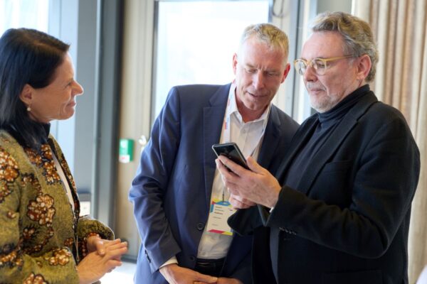 Persönlicher Dialog auf Augenhöhe: Jochen Haußmann (M.) und Dr. Torsten Tomppert im Gespräch.