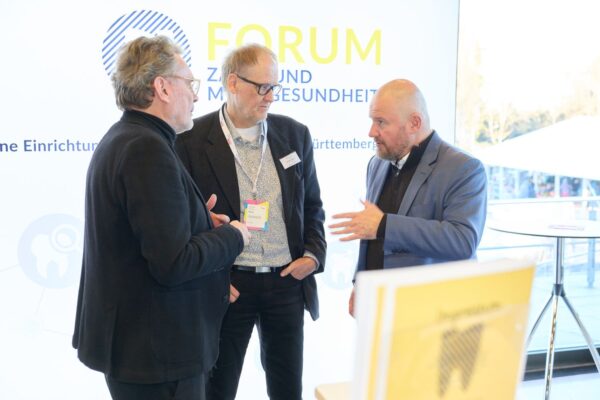Zentraler Treffpunkt für Gespräche: reger Austausch am Forum-Stand der Zahnärzteschaft.