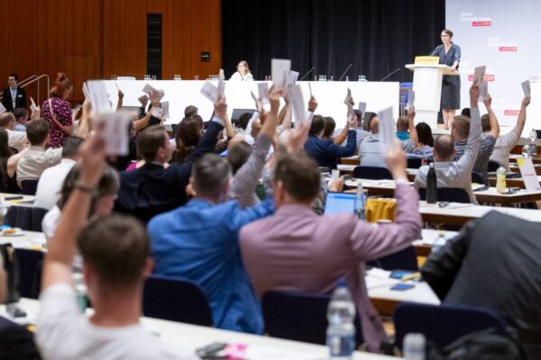 Abstimmung in der Landesvertreterversammlung: Die Delegierten votieren über einen Antrag von Judith Skudelny.