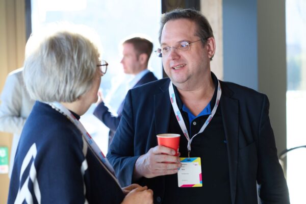 Daniel Obst (r.), Richter am Arbeitsgericht, im Austausch mit IZZ-Büroleiterin Ulrike Fuchs.
