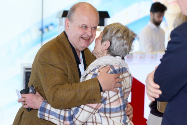 Herzliches Wiedersehen: Dr. Uwe Rieger (l.) im Gespräch mit der Delegierten Anneliese Malle.