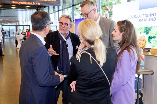 Dr. Torsten Tomppert (2. v. l.) im Austausch mit Ministerpräsident Cem Özdemir MdL und Andreas Schwarz MdL, Vorsitzender der Fraktion GRÜNE im Landtag von Baden-Württemberg.