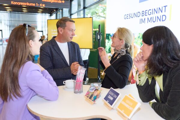 Oliver Hildenbrand (M.), Minister für Soziales, Arbeit und Gesundheit des Landes Baden-Württemberg, im Austausch mit ZÄ Sylvie Huber (l.), Dr. Jutta Vischer (3. v. l.) und Cornelia Schwarz.