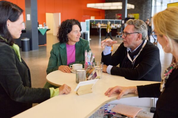 Staatssekretärin Petra Krebs MdL (2. v. l.) im Gespräch mit Dr. Torsten Tomppert