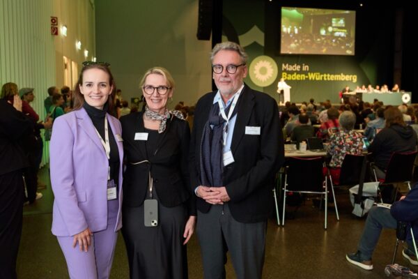 ZÄ Sylvie Huber, Dr. Jutta Vischer und Dr. Torsten Tomppert (v. l.) beim Parteitag der Grünen in Offenburg.