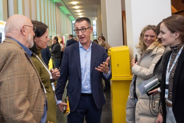 Bundesminister Cem Özdemir MdB diskutierte eigene Erfahrungen mit den Vertreter*innen der Zahnärzteschaft.