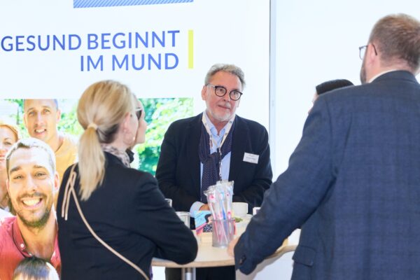 Göppingens Oberbürgermeister Alex Maier im Austausch mit der Zahnärzteschaft.