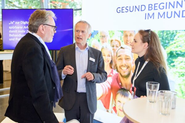 Dr. Martin Braun, Präsident der Landesapothekerkammer Baden-Württemberg, zu Gast am Stand der Zahnärzteschaft.