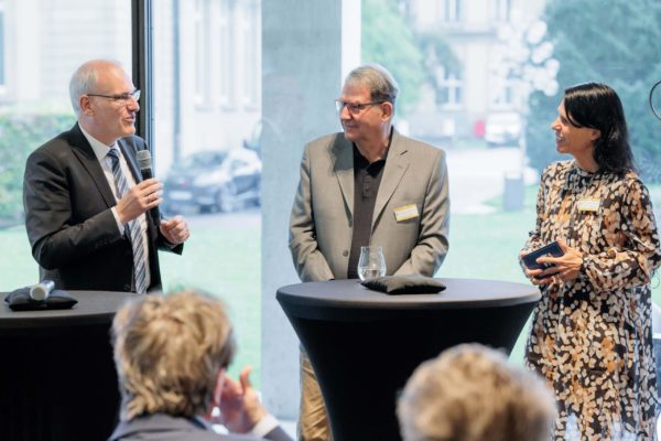 Dr. Georg Bach (l.) und Dr. Konrad Bühler hielten den diesjährigen Impulsvortrag zum 30-jährigen Bestehen der Zahnmedizinischen Patientenberatung Baden-Württemberg.