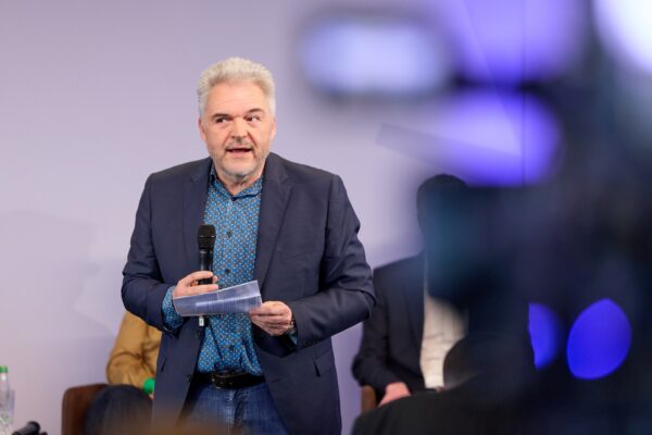 Dr. Dr. Alexander Raff eröffnete die Podiumsdiskussion mit einem einführenden Impuls.