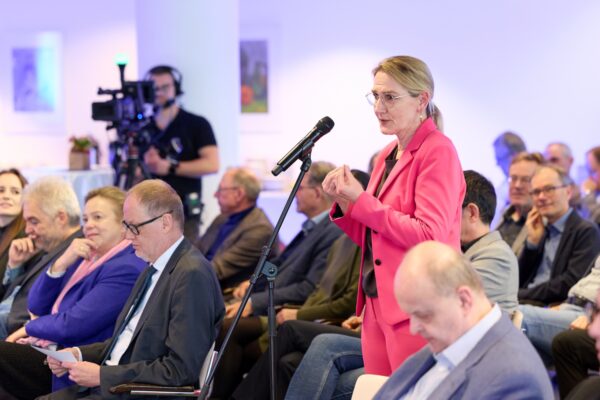 Dr. Jutta Vischer hinterfragte die Aussagen der Podiumsteilnehmer kritisch.