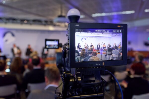 Die Podiumsdiskussion wurde zusätzlich per Livestream übertragen.