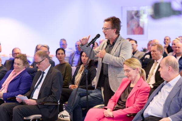 Auch Dr. Markus Steybe beteiligte sich mit einer Frage an der Diskussion.