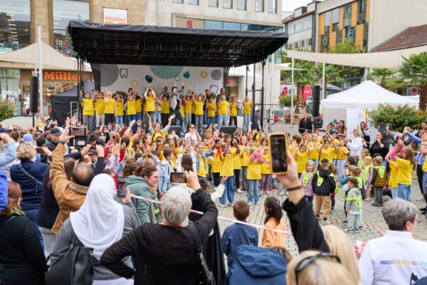 Flashmob. Mit Gesang und Tanz eröffneten die Kinder auf dem voll besetzten Kiliansplatz die Podiumsdiskussion.