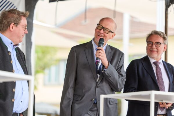 Kaufähigkeit. Dr. Bert Bauder (l.) und Dr. Torsten Tomppert erläuterten, warum gutes Kauen für Gesundheit und Lebensqualität wichtig ist.