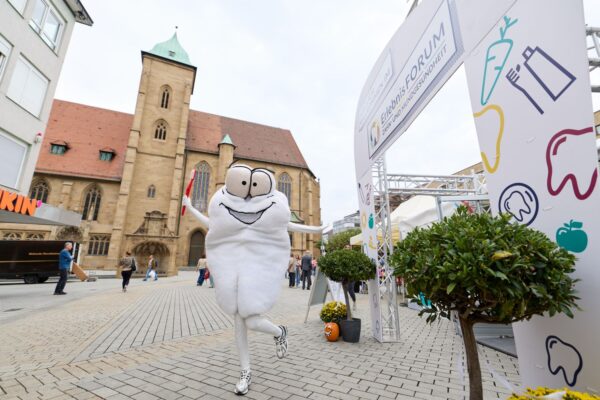 Zahni. Das Maskottchen der Zahnärzteschaft begrüßte kleine und große Gäste auf dem Kiliansplatz.