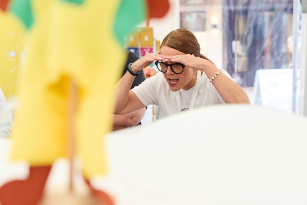 Anleitung. Mit Geduld und guter Laune zeigten die Prophylaxe-Fachkräfte der Regionalen AGZ Heilbronn den Kindern, worauf es beim Zähneputzen ankommt.