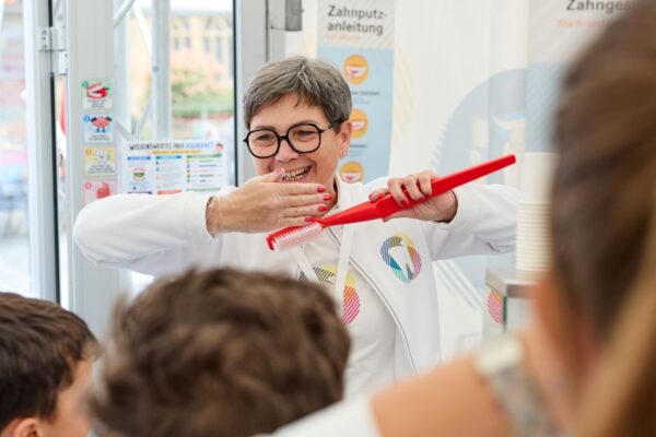Mitmachen. Unter fachkundiger Anleitung probierten die Kinder die richtige Putztechnik selbst aus.