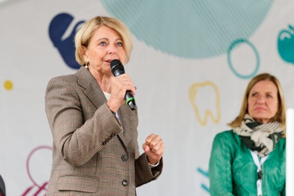 Prävention. Bürgermeisterin Agnes Christner (l.) und Landtagsabgeordnete Gudula Achterberg diskutierten darüber, wie Mundgesundheit im Alltag von Kindern gefördert werden kann.