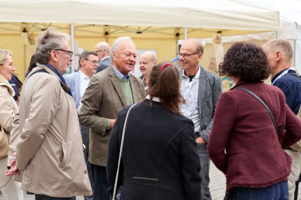 Würdigung. Dr. Torsten Tomppert erinnerte an Otto Egerter (2. v. l.), den „Vater der Arbeitsgemeinschaften für Zahngesundheit“.
