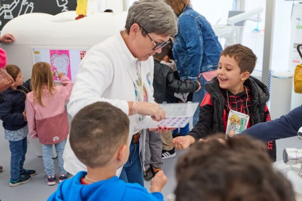 Lernen. Anschaulich und spielerisch erfuhren die Kinder, wie sie ihre Zähne gesund halten können.