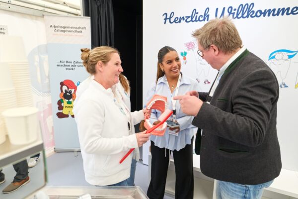 Putztechnik. Auch Schirmherr Dr. Michael Preusch ließ sich zeigen, worauf es beim Zähneputzen ankommt.