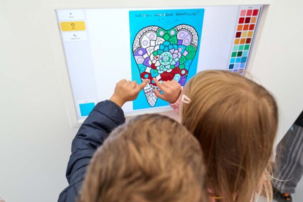 Digitaler Zahn: Am neuen digitalen Zahn des IZZ legten die Kinder gleich los.