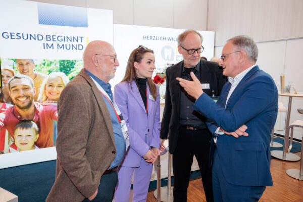 Andreas Stoch MdL (r.) im direkten Dialog mit Dr. Hans Hugo Wilms, ZÄ Sylvie Huber und Dr. Bert Bauder (v. l.).